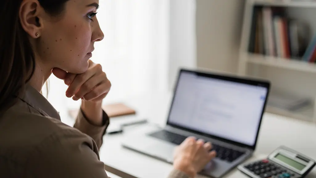 Femme calculant sa capacité d'emprunt immobilier sur ordinateur portable
